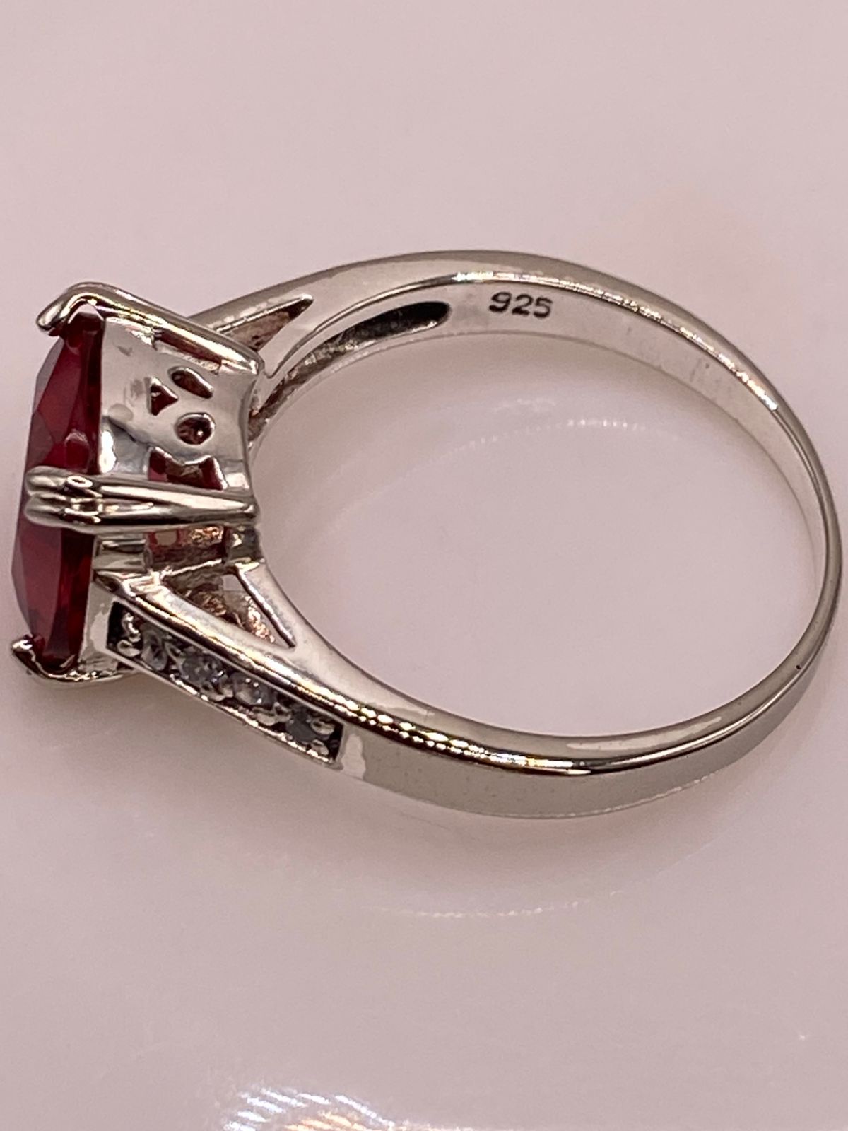 Anillo de Plata 925 con Zirconia Roja Corte Cojín, Diseño Solitario Elegante