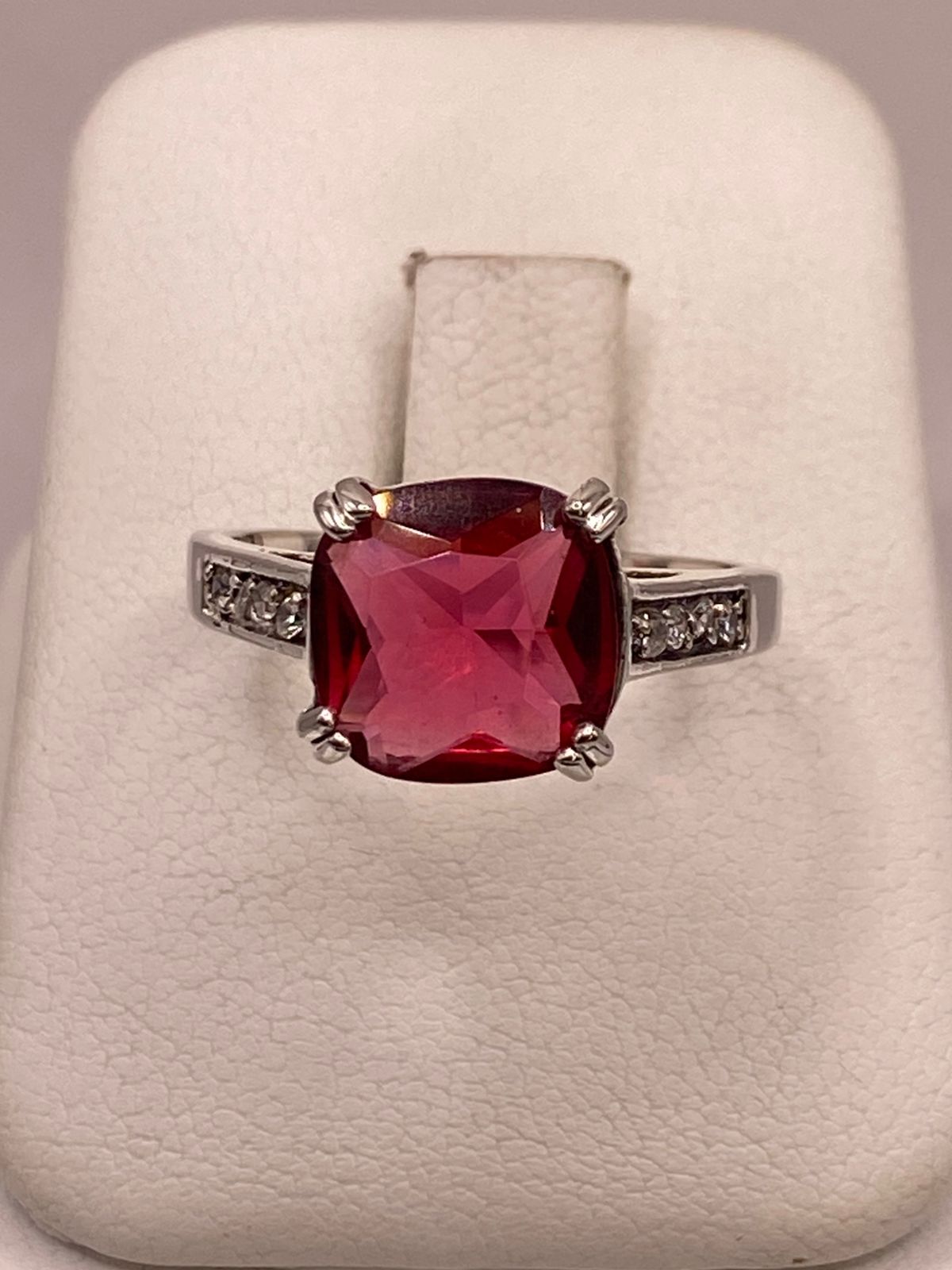 Anillo de Plata 925 con Zirconia Roja Corte Cojín, Diseño Solitario Elegante