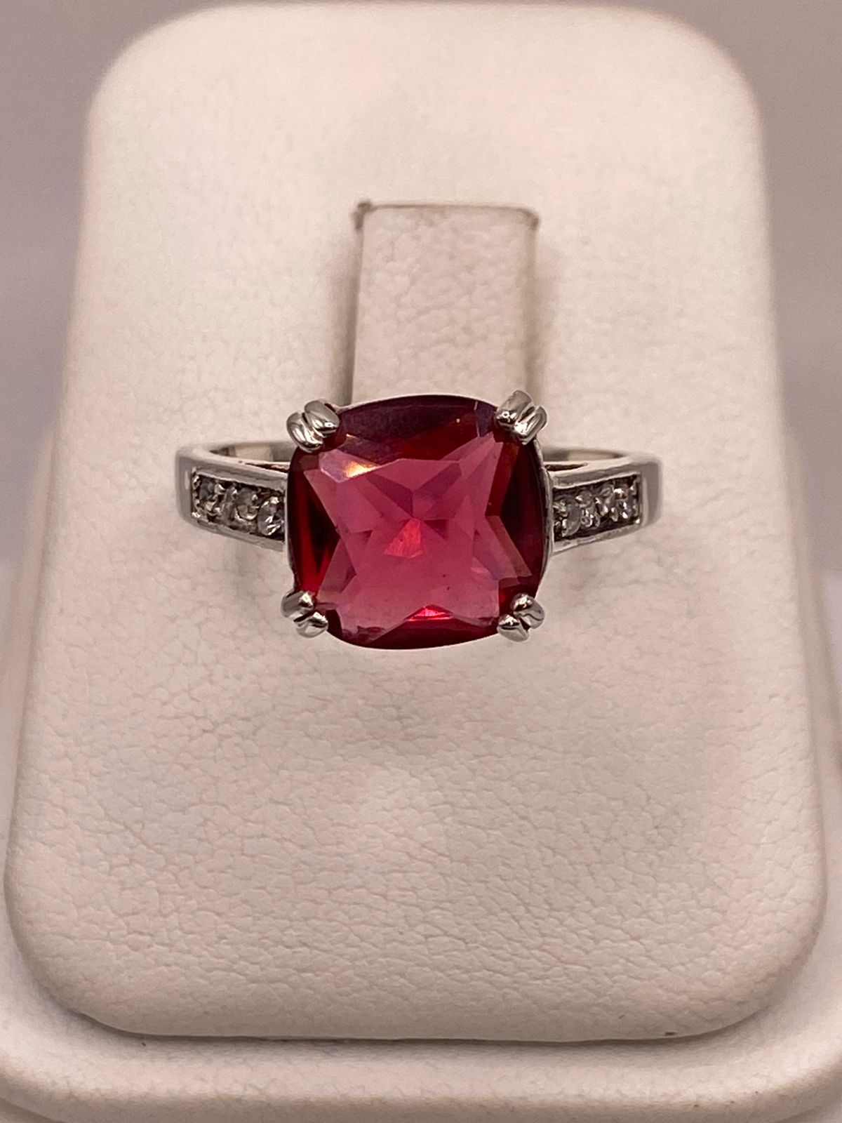 Anillo de Plata 925 con Zirconia Roja Corte Cojín, Diseño Solitario Elegante
