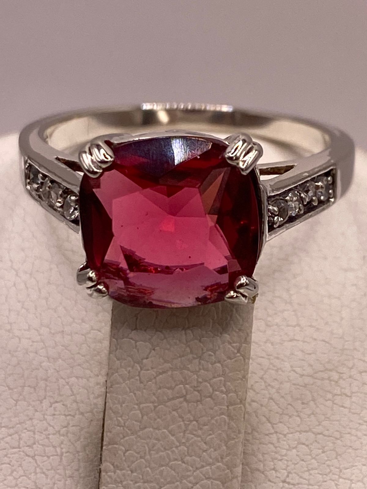 Anillo de Plata 925 con Zirconia Roja Corte Cojín, Diseño Solitario Elegante