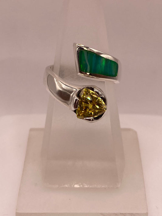 💚 Anillo de Plata .950 con Ópalo Verde y Zirconia Amarilla Diseño Moderno — ángulo diagonal