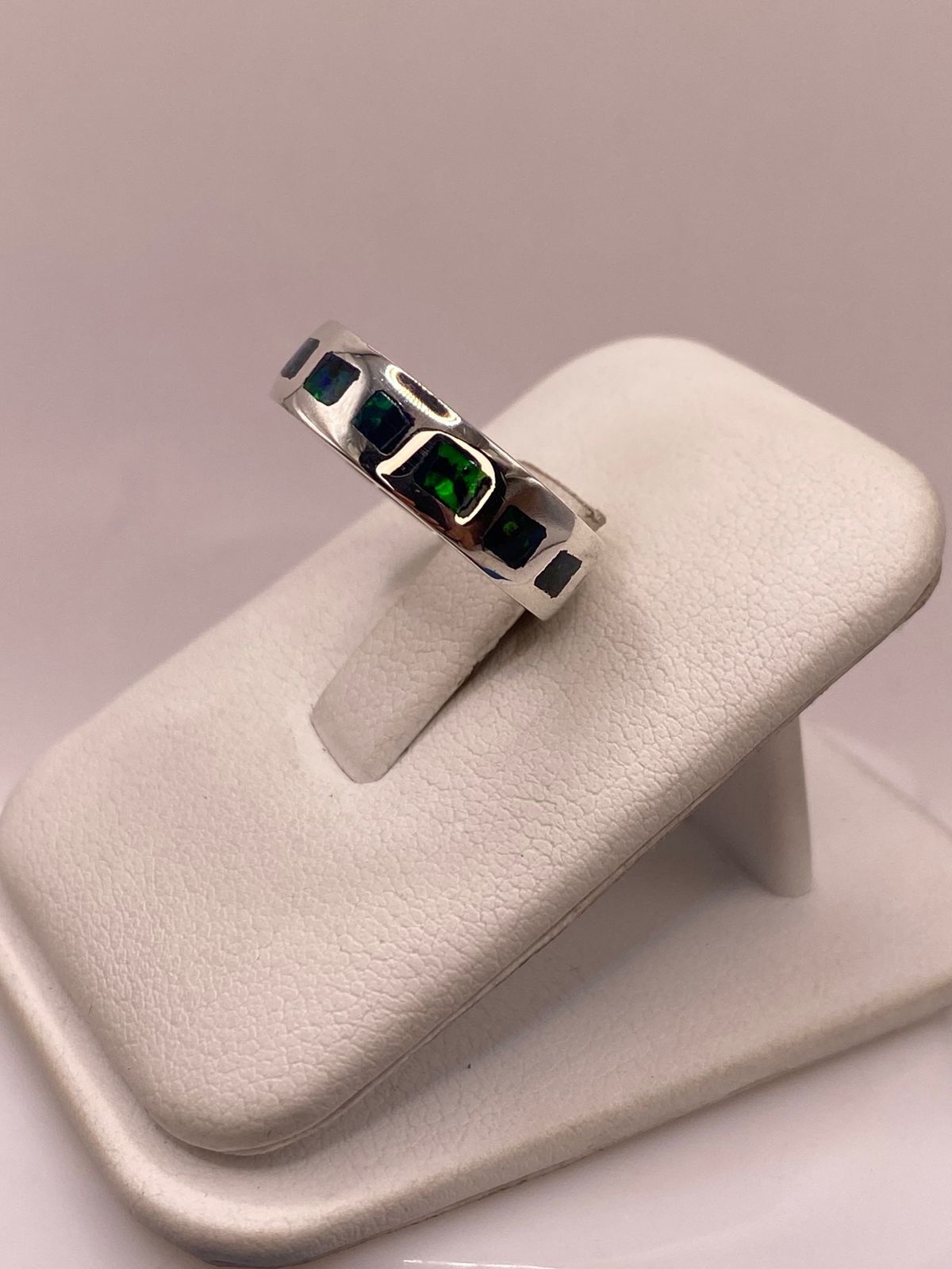 ANILLO DE PLATA LEY 950 CON INCRUSTACIONES RECTANGULARES  DE ÓPALO DE FUEGO