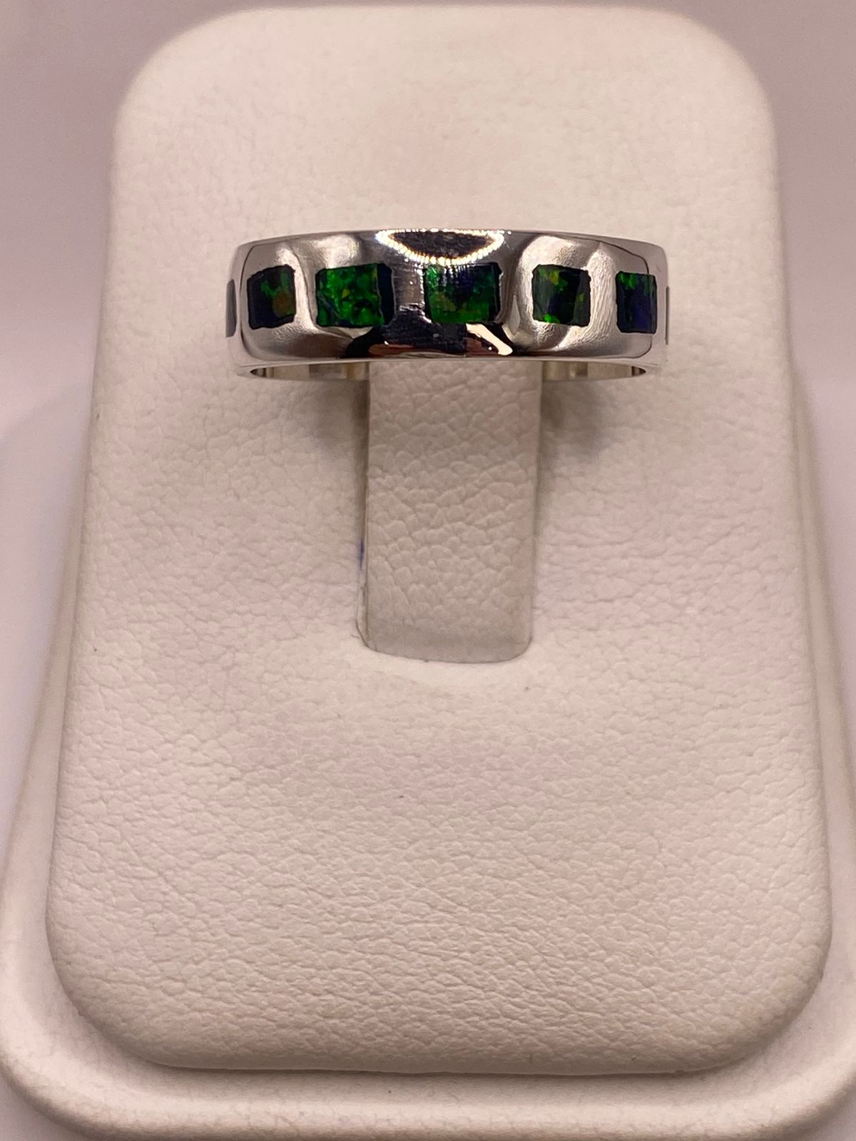 ANILLO DE PLATA LEY 950 CON INCRUSTACIONES RECTANGULARES  DE ÓPALO DE FUEGO
