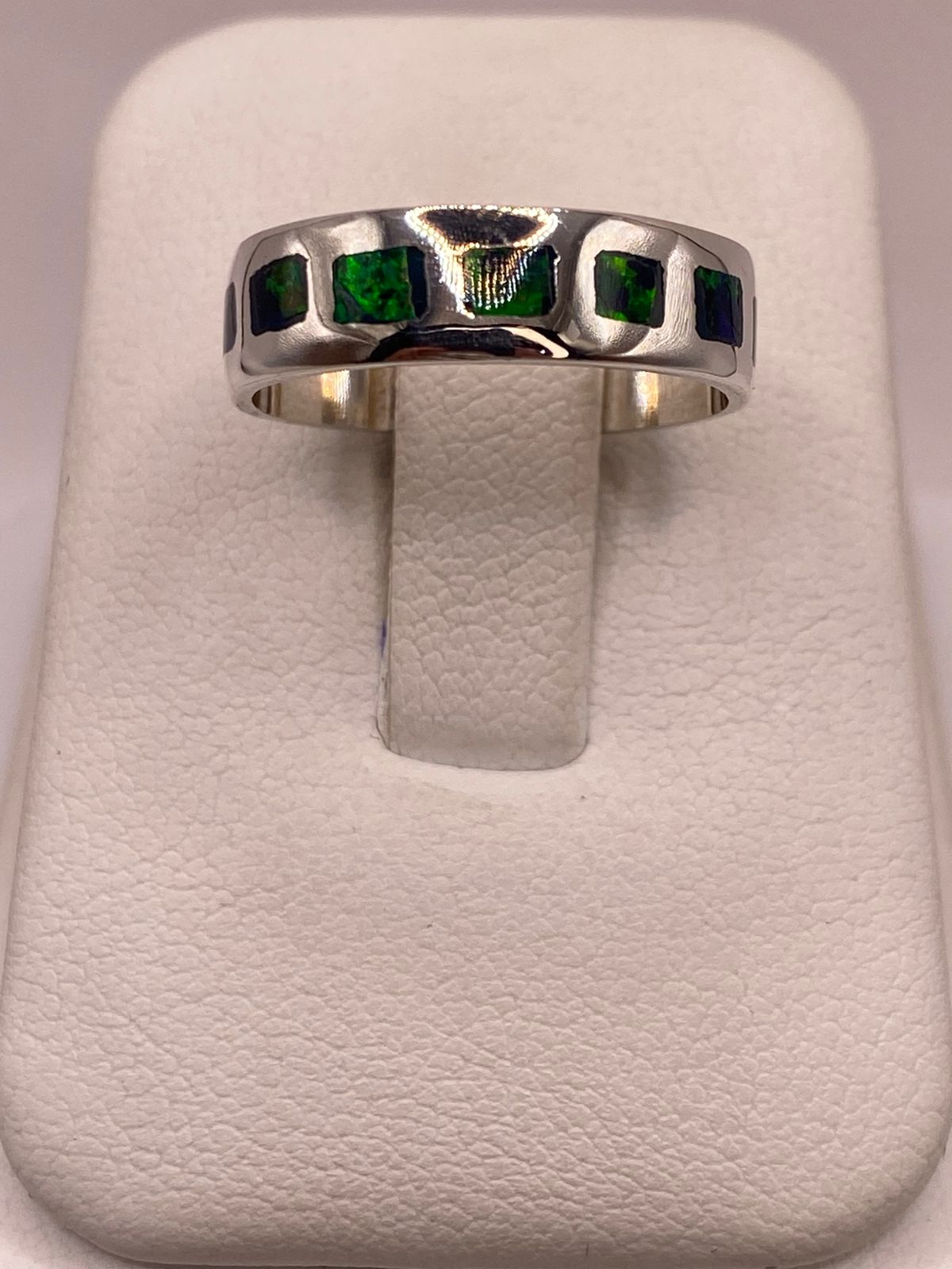 ANILLO DE PLATA LEY 950 CON INCRUSTACIONES RECTANGULARES  DE ÓPALO DE FUEGO