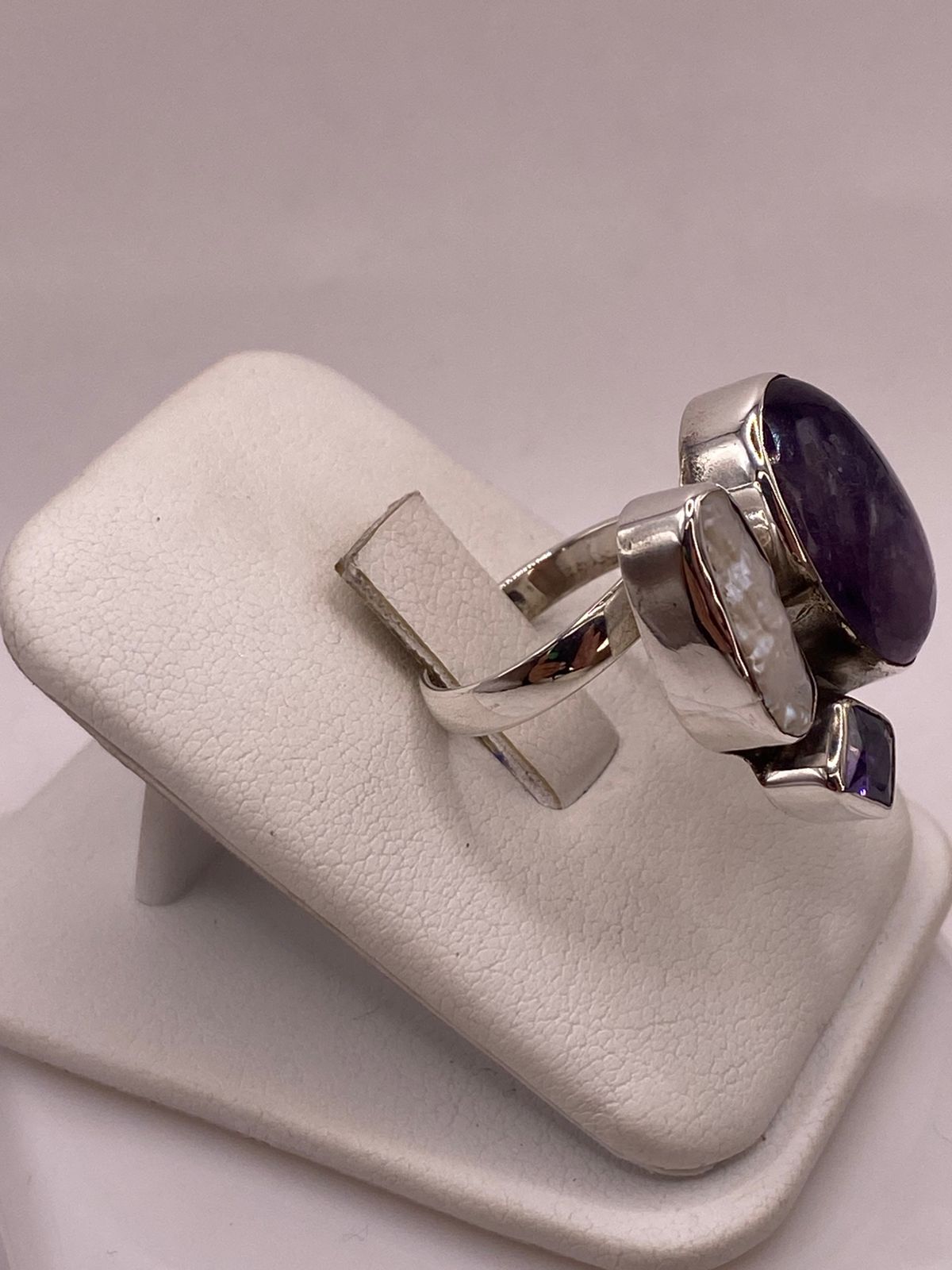 ANILLO DE PLATA LEY 925 CON AMATISTA, NÁCAR Y ZIRCONIA