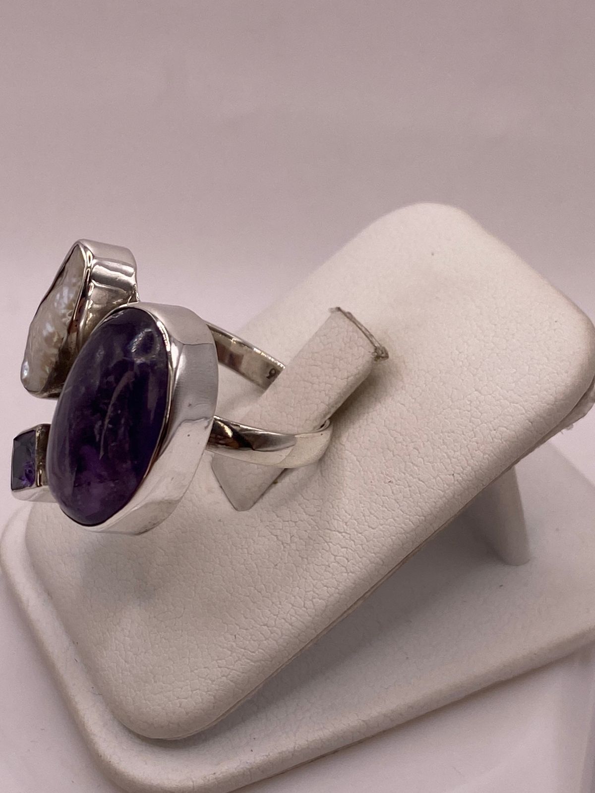 ANILLO DE PLATA LEY 925 CON AMATISTA, NÁCAR Y ZIRCONIA