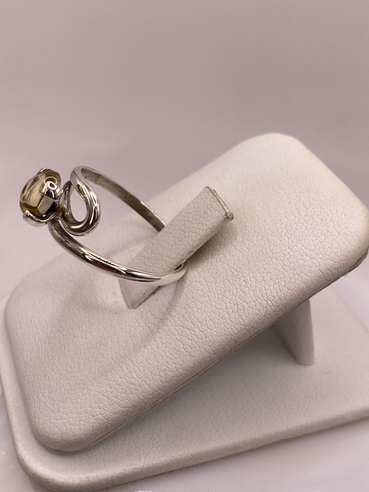 ANILLO DE PLATA LEY 925 CON ÁMBAR AHUMADO