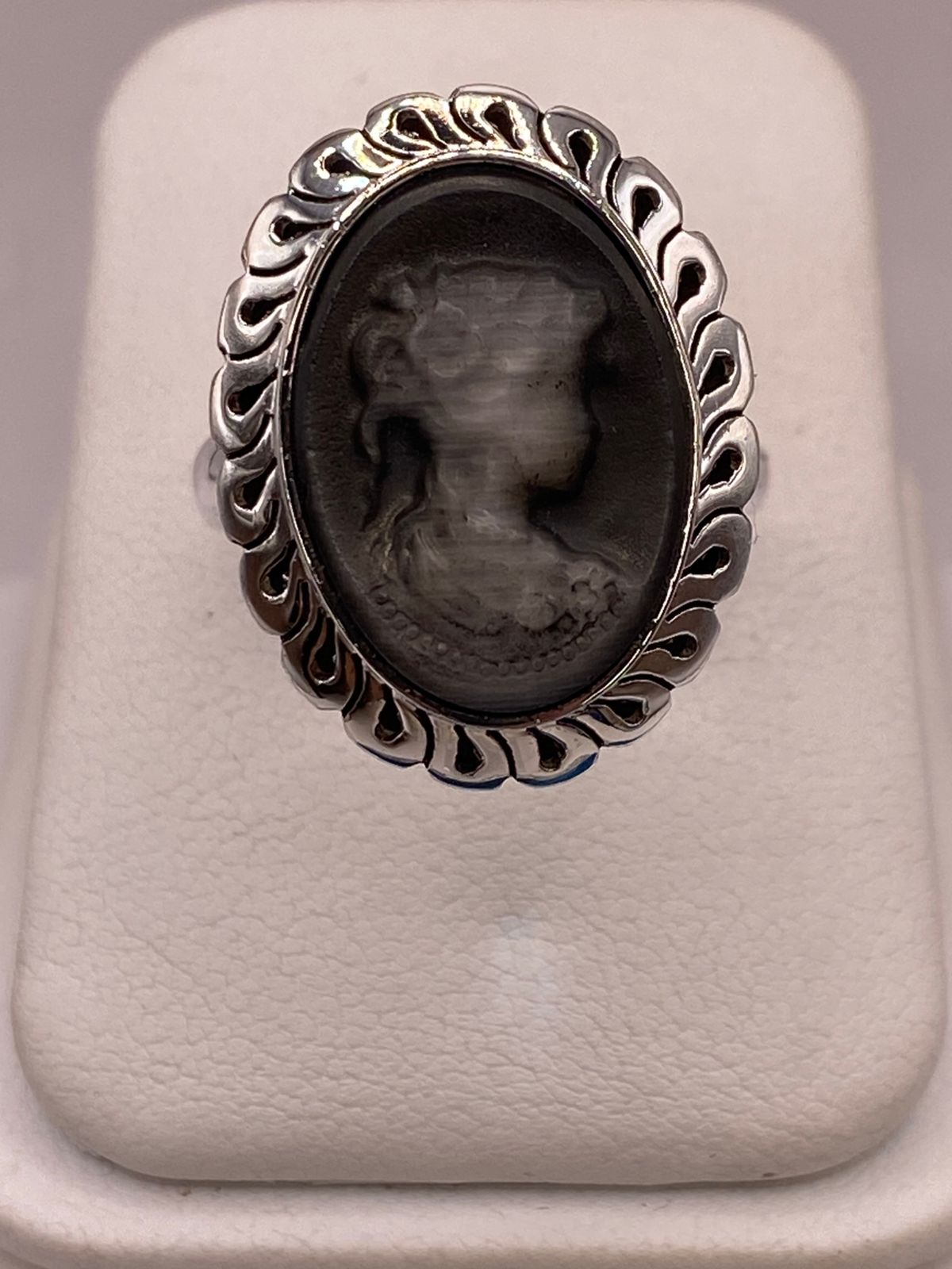 Anillo de Plata Ley 925 con Cameo de Ágata Negra
