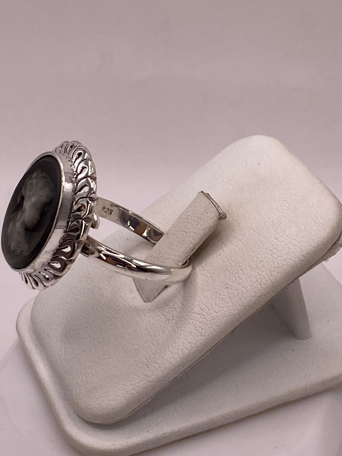 Anillo de Plata Ley 925 con Cameo de Ágata Negra