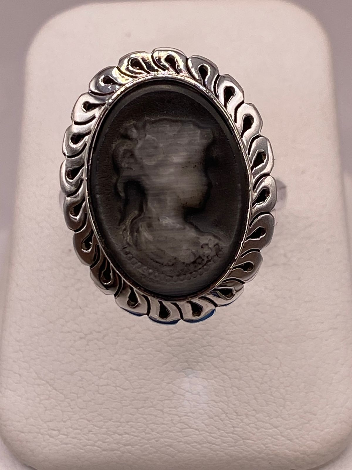 Anillo de Plata Ley 925 con Cameo de Ágata Negra