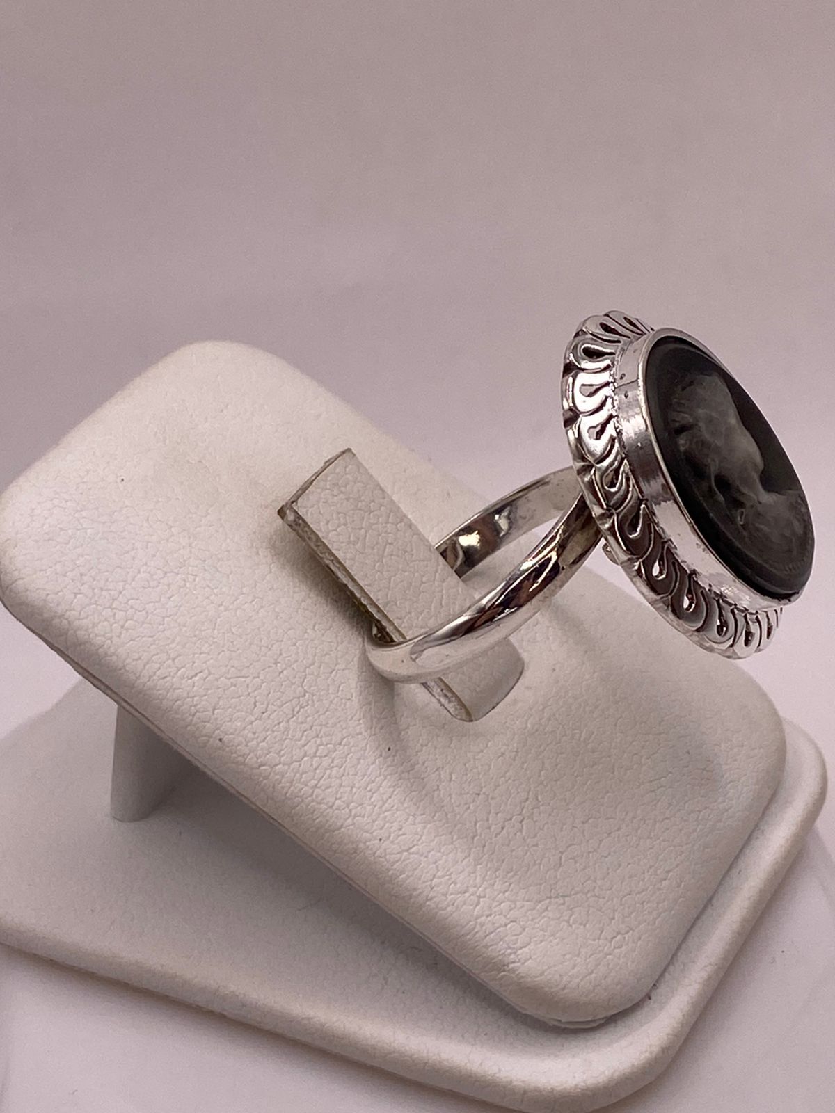 Anillo de Plata Ley 925 con Cameo de Ágata Negra