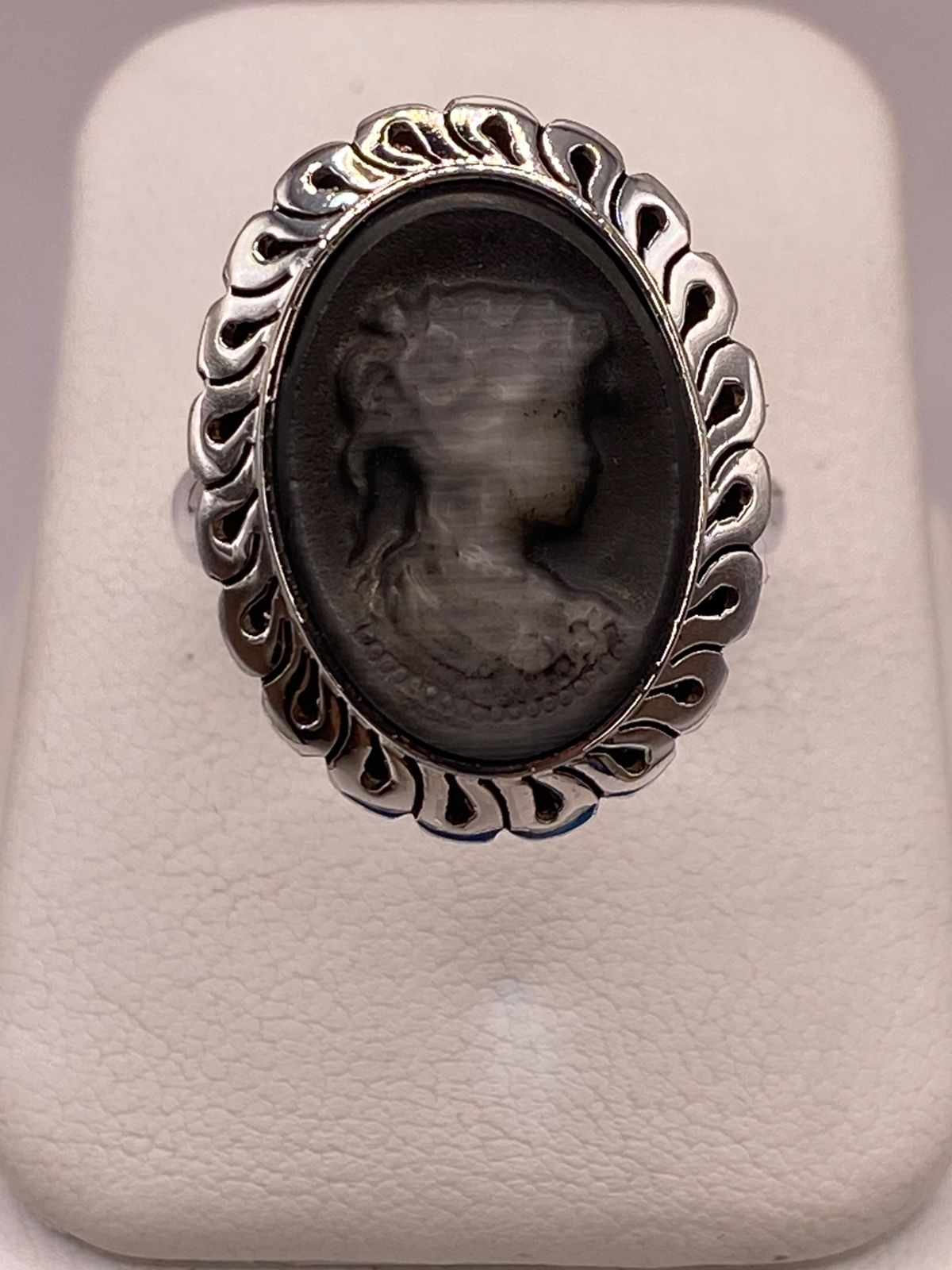 Anillo de Plata Ley 925 con Cameo de Ágata Negra