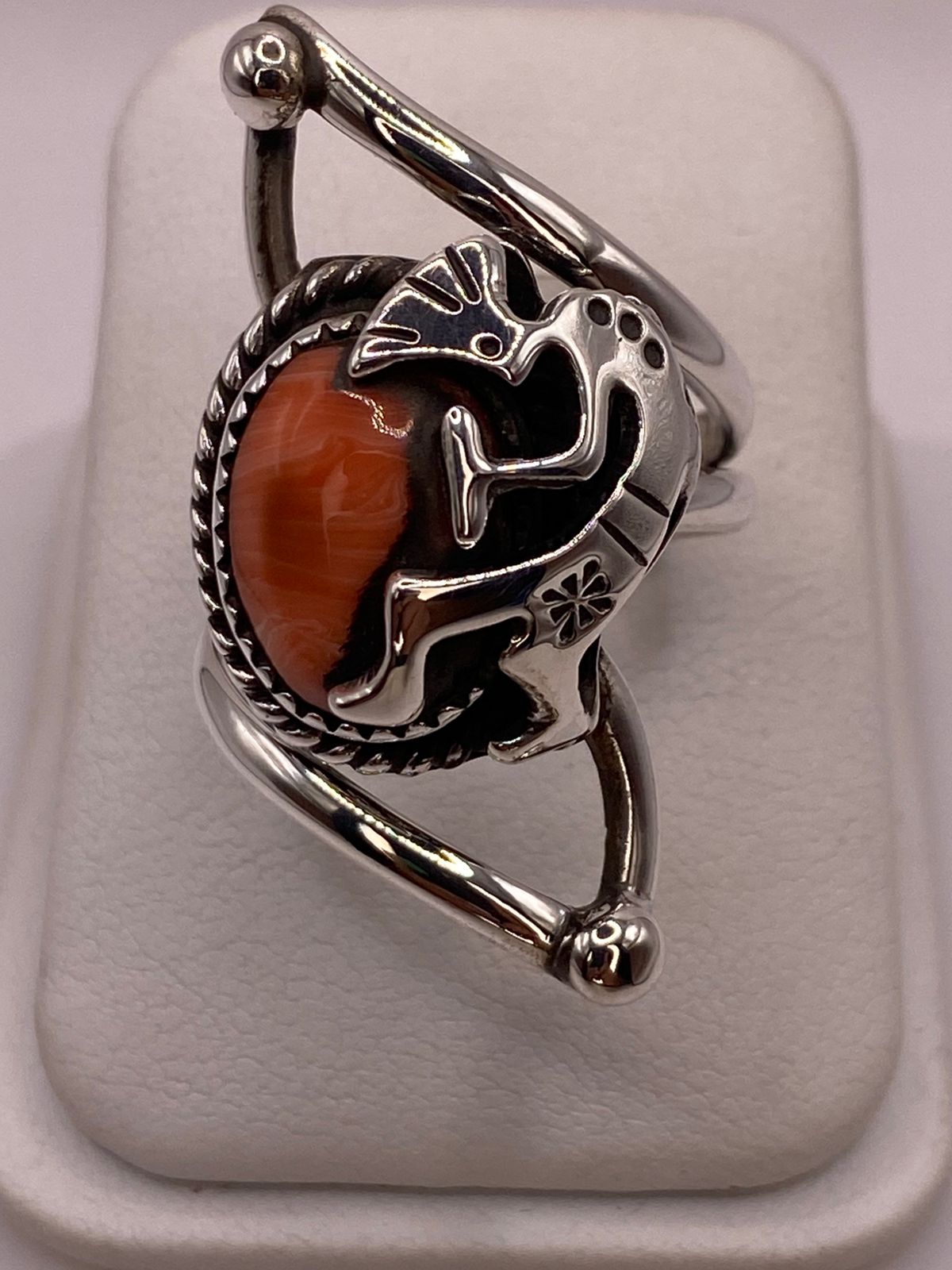ANILLO DE PLATA LEY 925 CON CORNALINA Y FIGURA KOKOPELLI