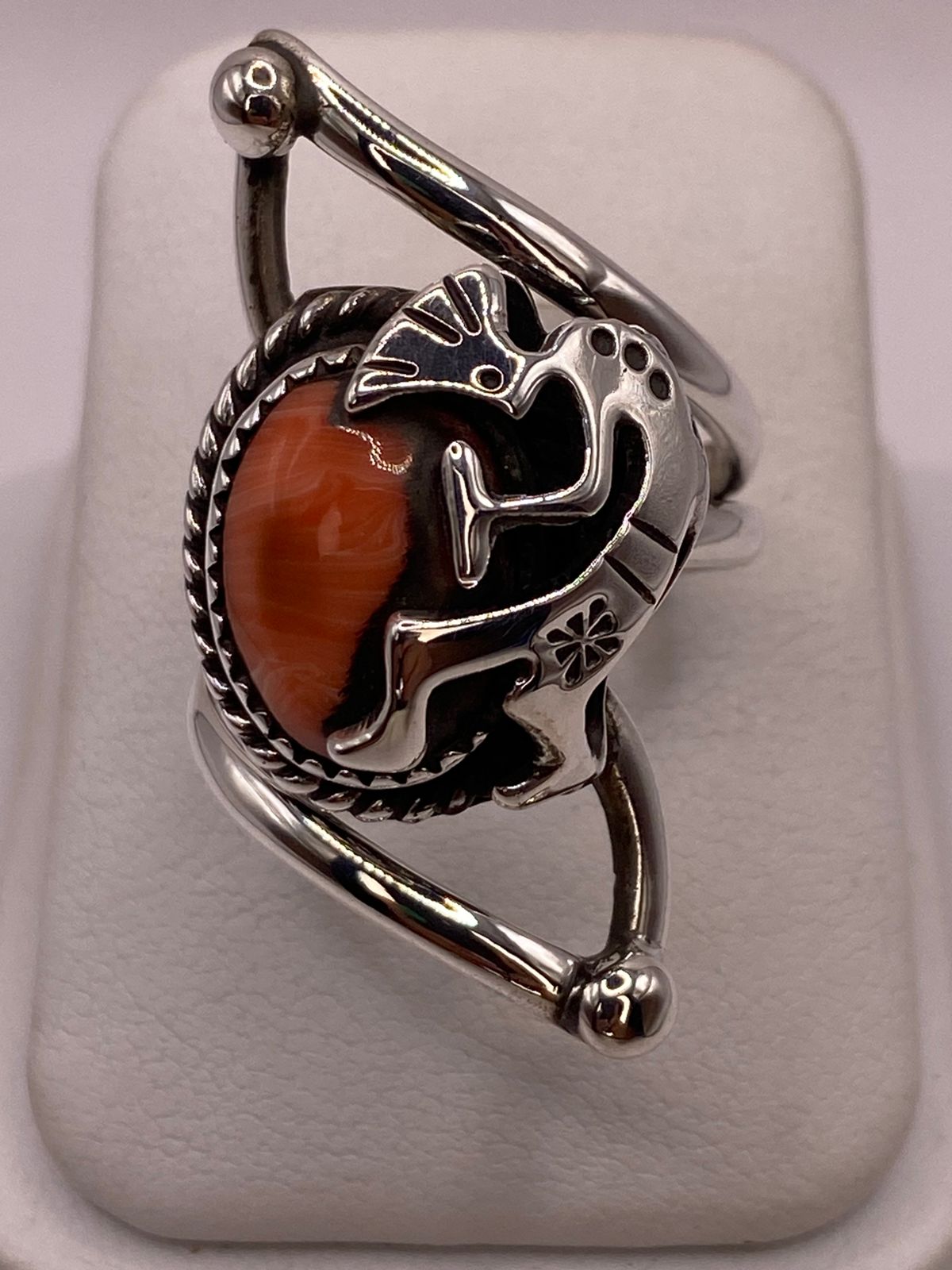 ANILLO DE PLATA LEY 925 CON CORNALINA Y FIGURA KOKOPELLI