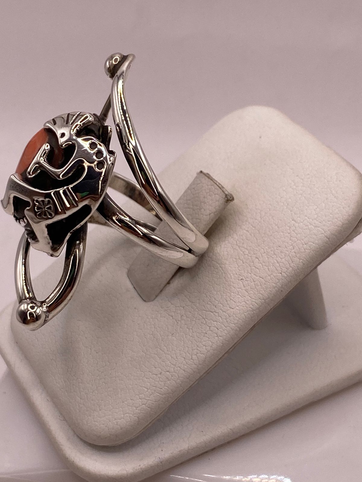 ANILLO DE PLATA LEY 925 CON CORNALINA Y FIGURA KOKOPELLI