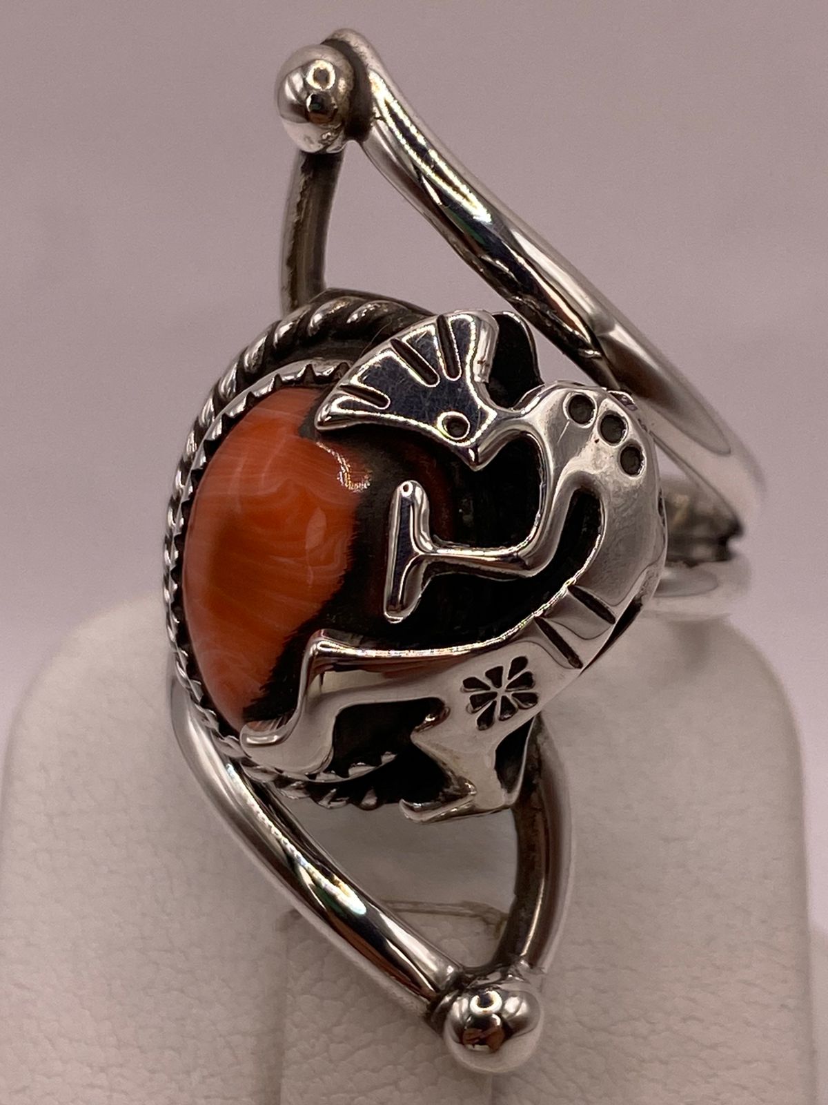 ANILLO DE PLATA LEY 925 CON CORNALINA Y FIGURA KOKOPELLI