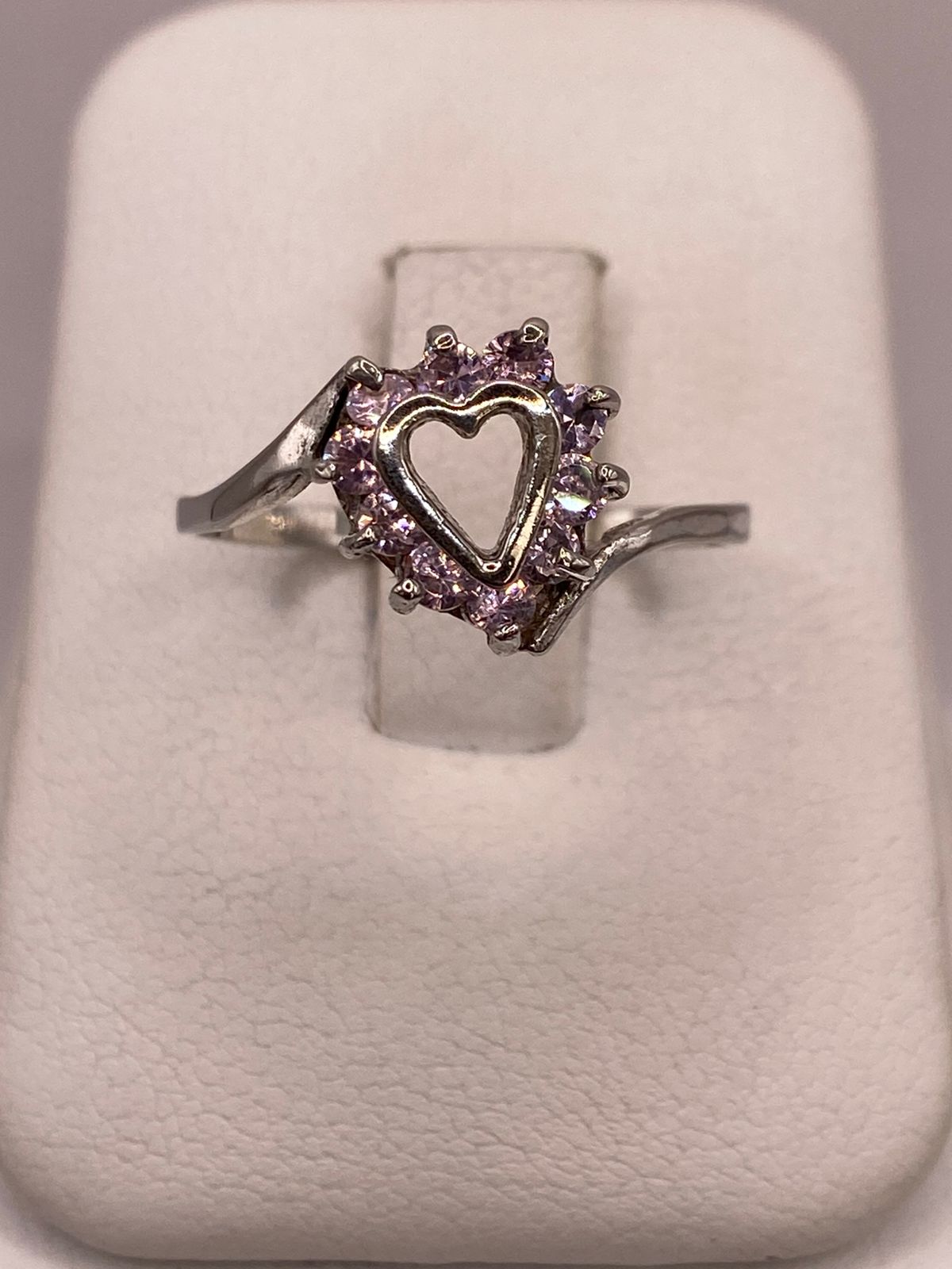 Anillo de Plata Ley 925 Diseño Corazón con Zirconias Rosas