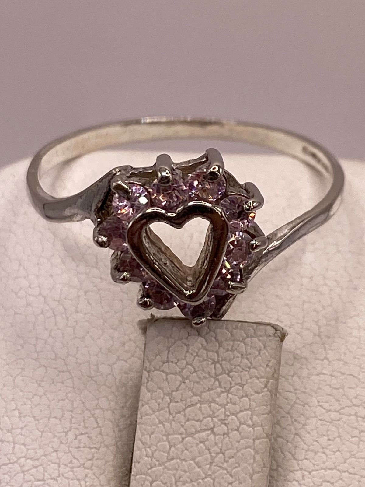 Anillo de Plata Ley 925 Diseño Corazón con Zirconias Rosas