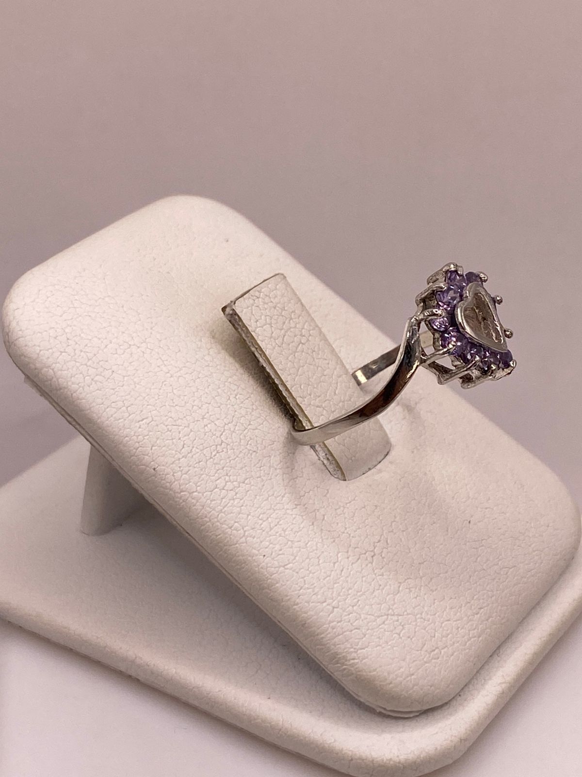 Anillo de Plata Ley 925 Diseño Corazón con Zirconias Violetas
