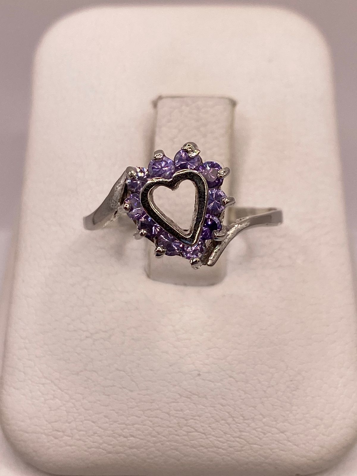 Anillo de Plata Ley 925 Diseño Corazón con Zirconias Violetas