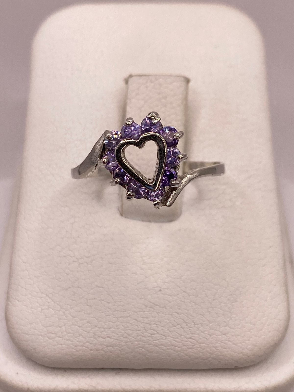 Anillo de Plata Ley 925 Diseño Corazón con Zirconias Violetas