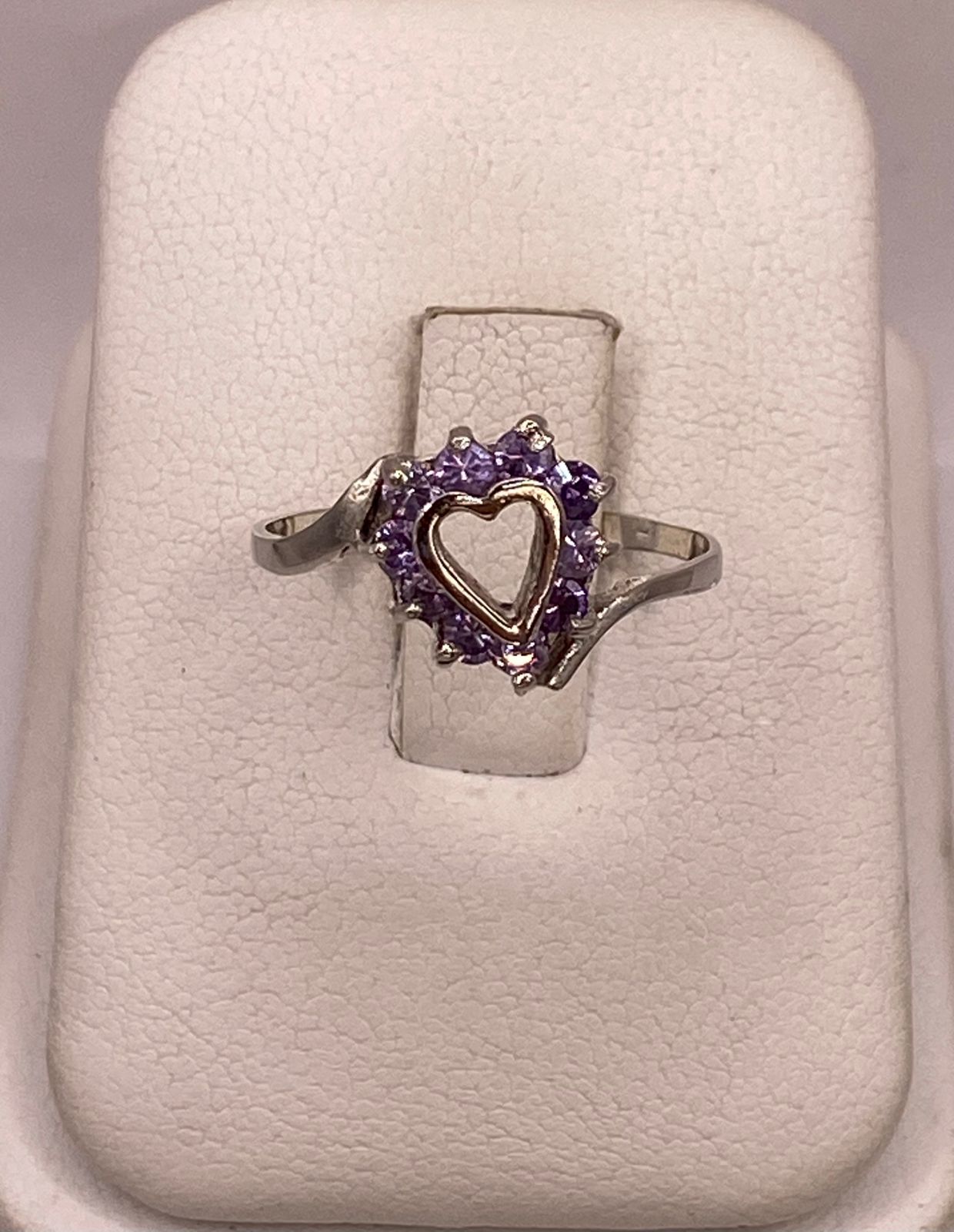 Anillo de Plata Ley 925 Diseño Corazón con Zirconias Violetas
