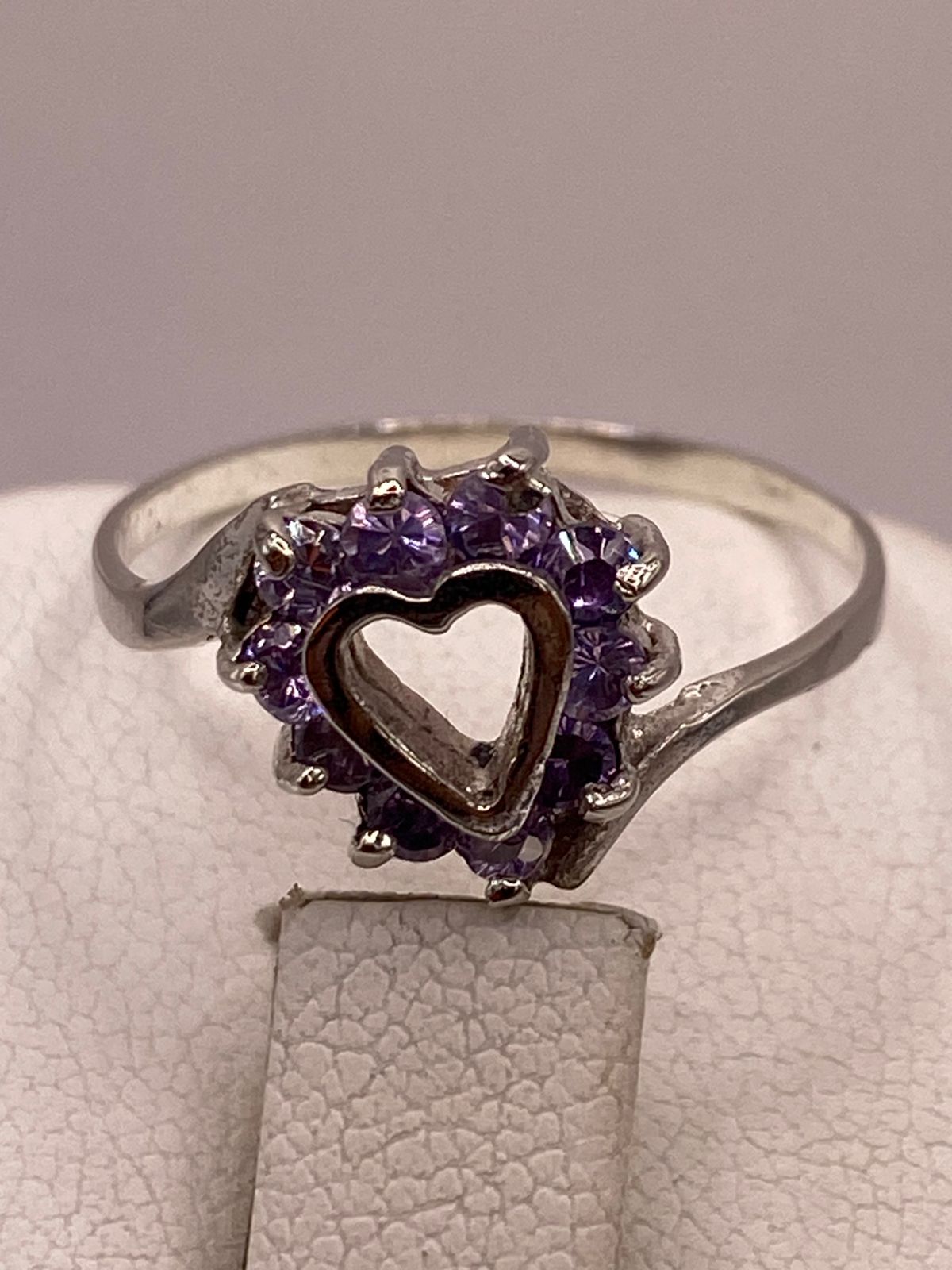 Anillo de Plata Ley 925 Diseño Corazón con Zirconias Violetas