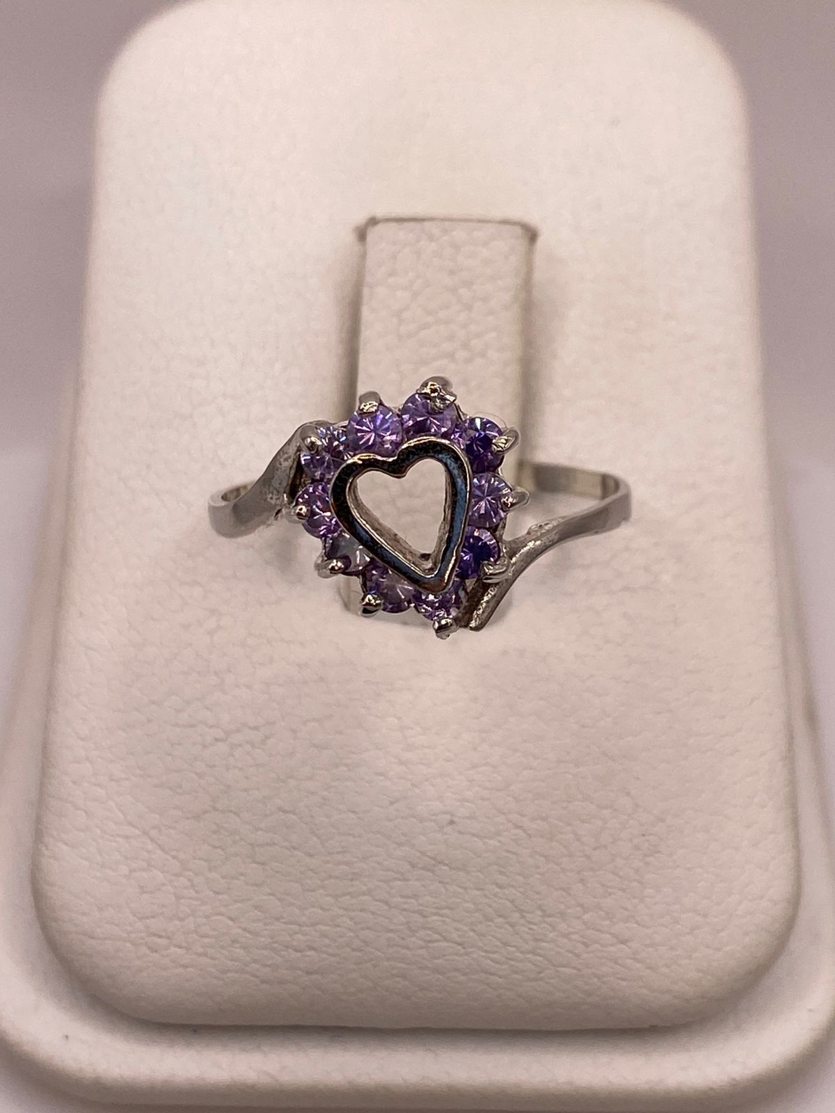Anillo de Plata Ley 925 Diseño Corazón con Zirconias Violetas