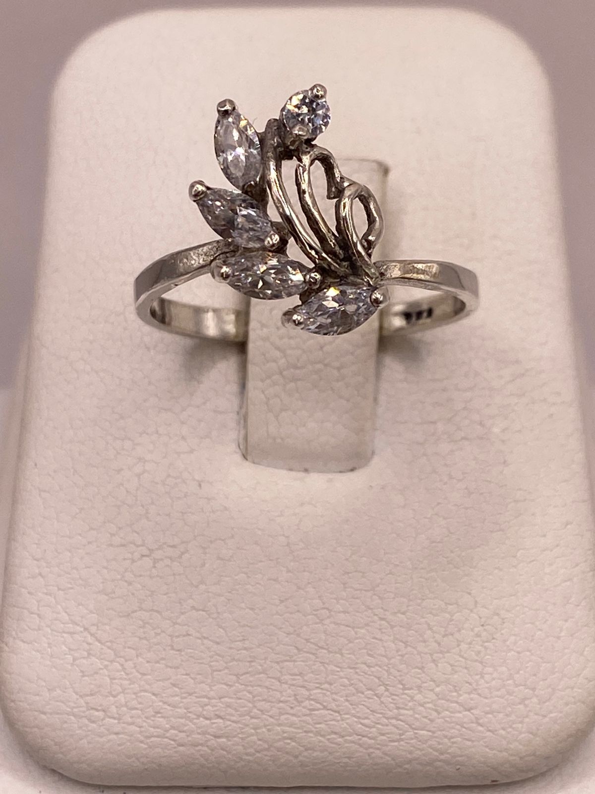 Anillo de Plata Ley 925 Diseño Floral con Zirconias Blancas