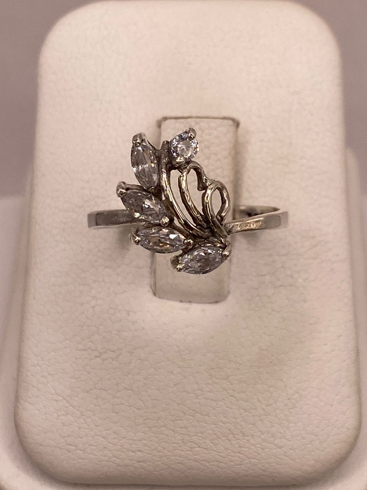 Anillo de Plata Ley 925 Diseño Floral con Zirconias Blancas