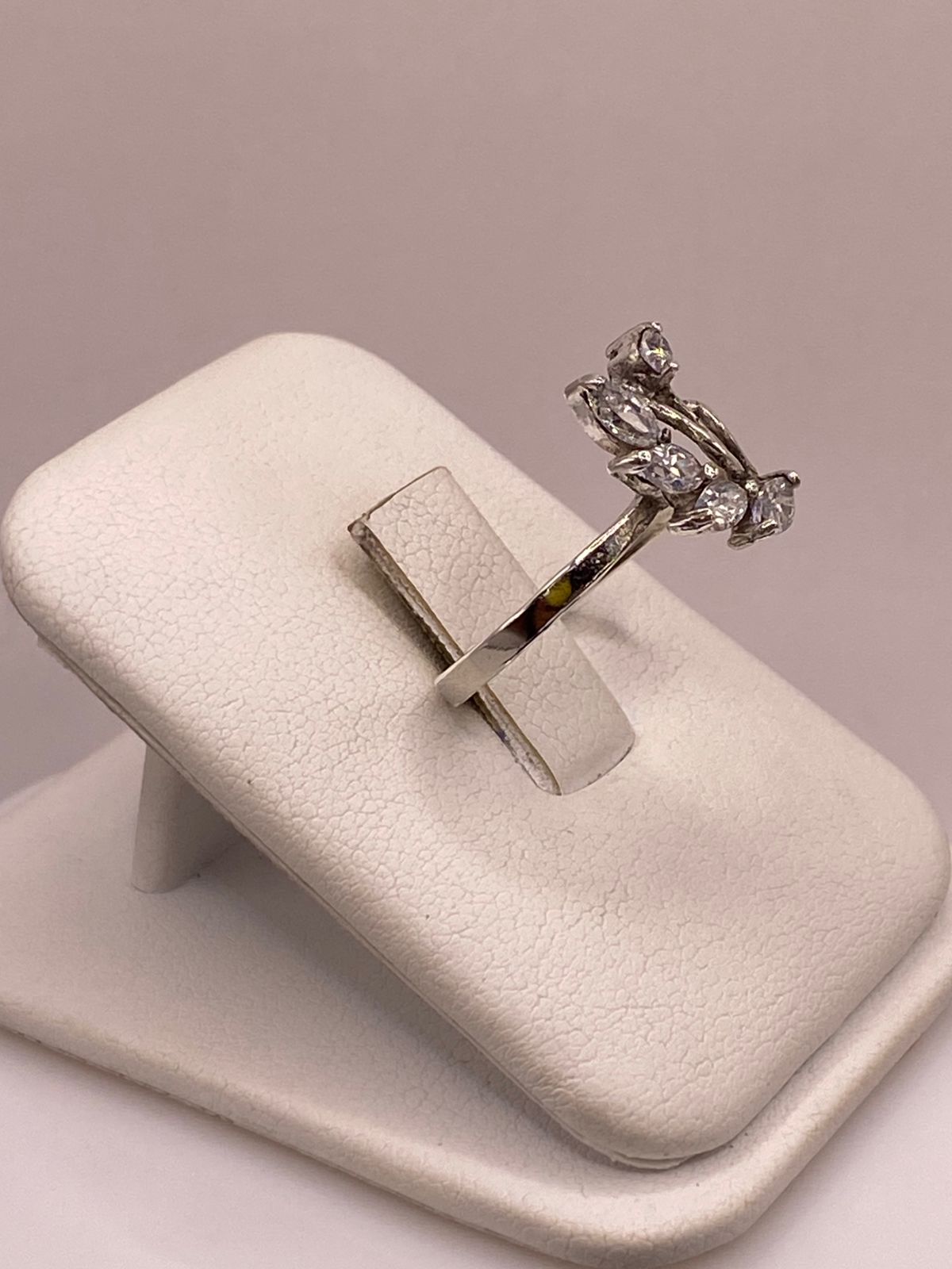 Anillo de Plata Ley 925 Diseño Floral con Zirconias Blancas