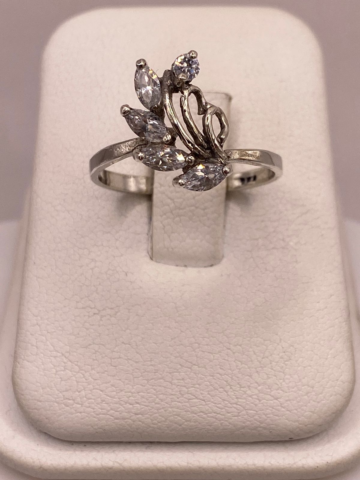 Anillo de Plata Ley 925 Diseño Floral con Zirconias Blancas