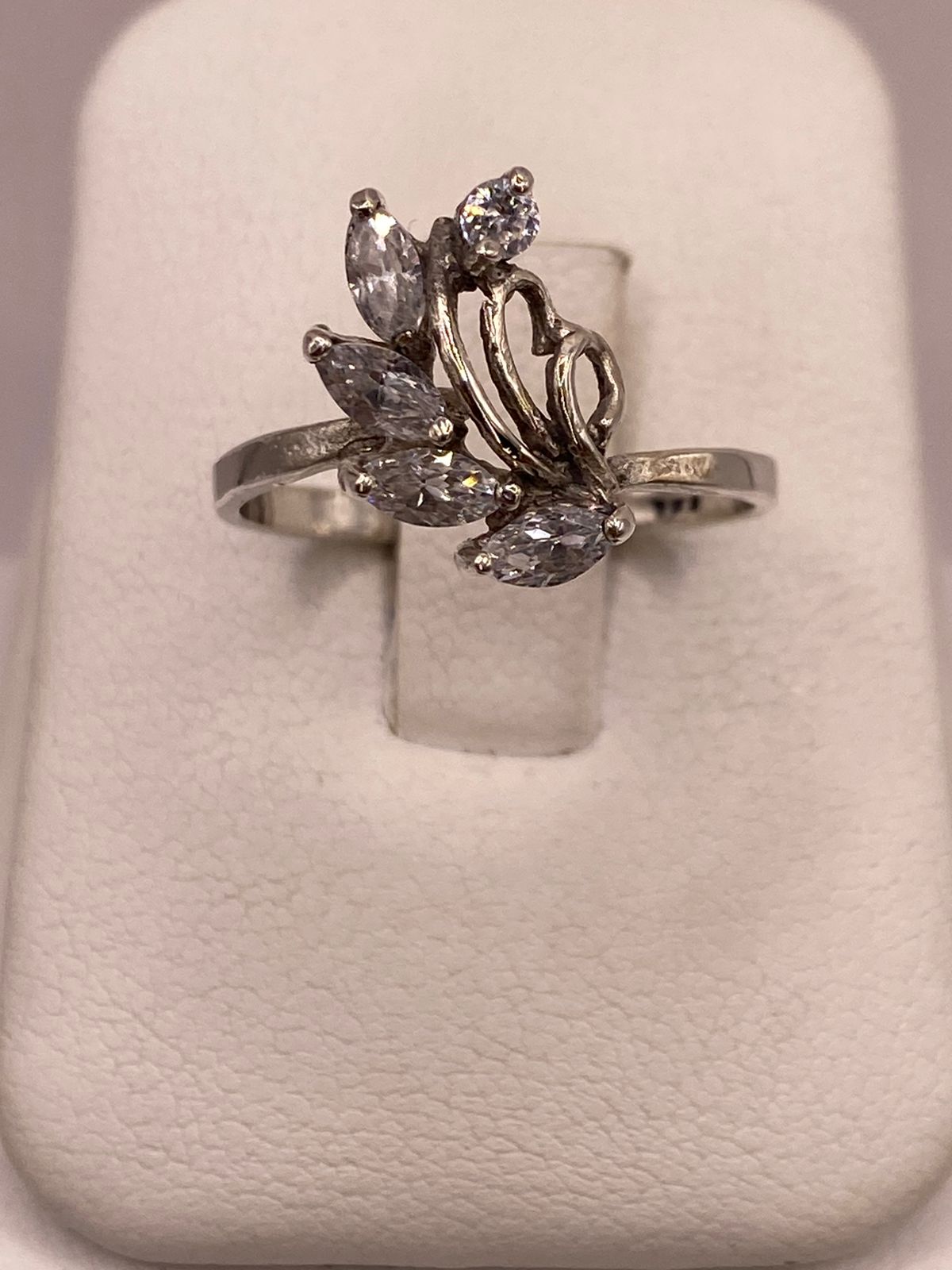 Anillo de Plata Ley 925 Diseño Floral con Zirconias Blancas