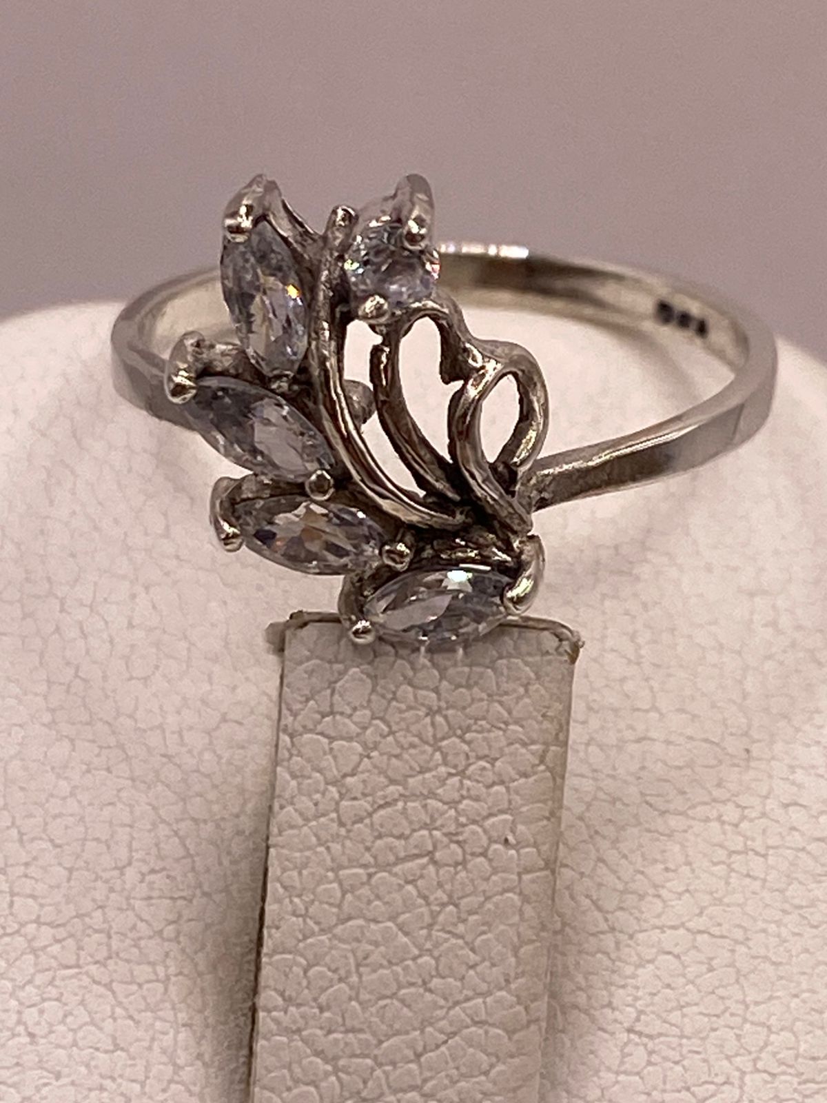 Anillo de Plata Ley 925 Diseño Floral con Zirconias Blancas