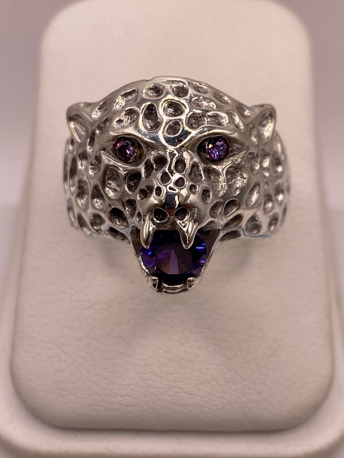 ANILLO DE PLATA LEY 925 DISEÑO JAGUAR CON ZIRCONIAS VIOLETAS