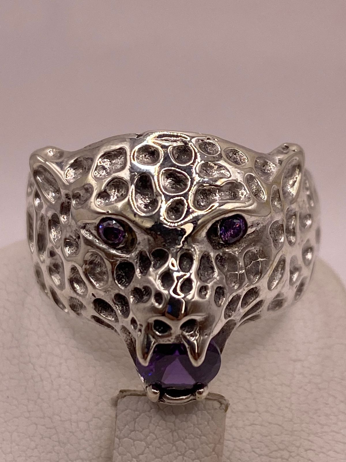 ANILLO DE PLATA LEY 925 DISEÑO JAGUAR CON ZIRCONIAS VIOLETAS