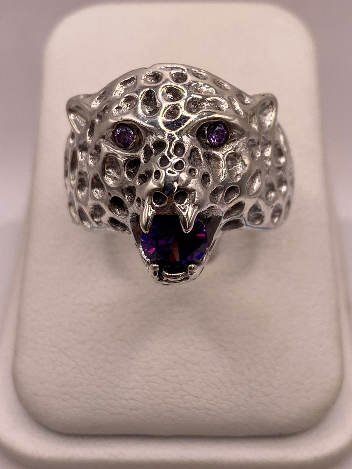 ANILLO DE PLATA LEY 925 DISEÑO JAGUAR CON ZIRCONIAS VIOLETAS
