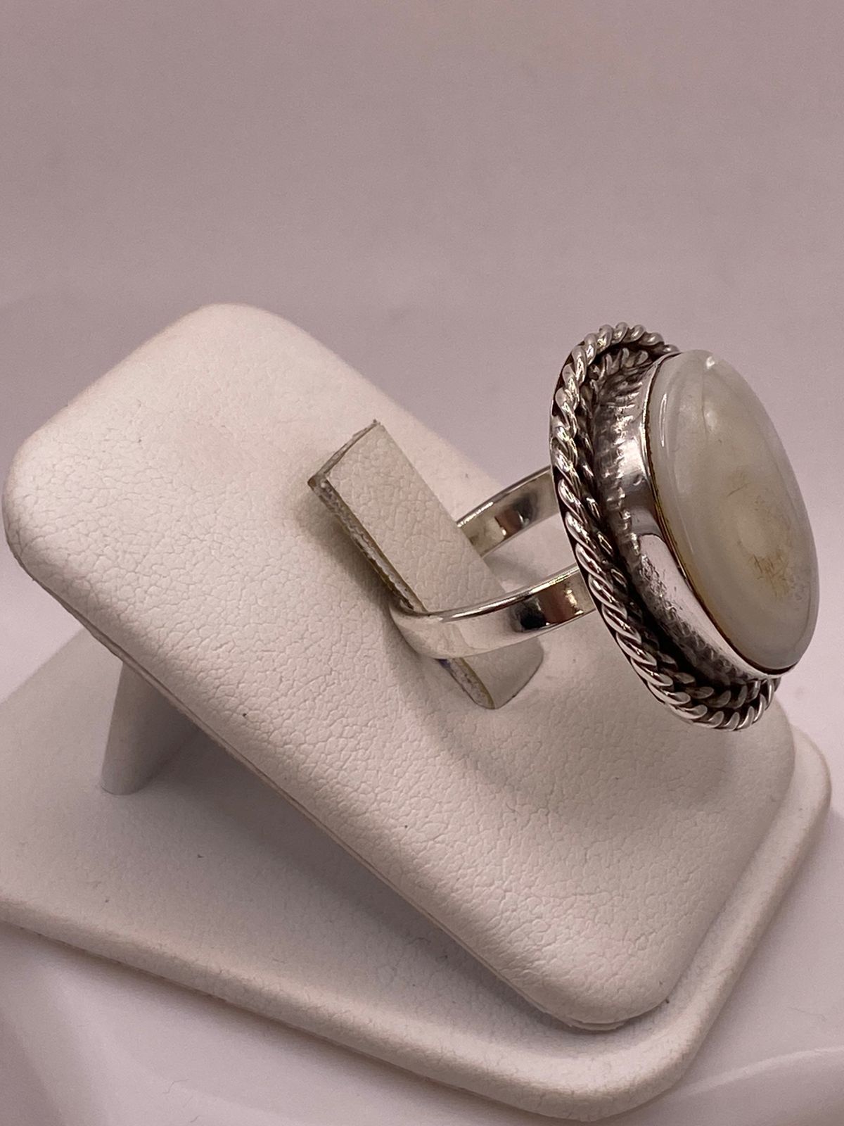 ANILLO DE PLATA LEY 925 CON JADE MARFIL