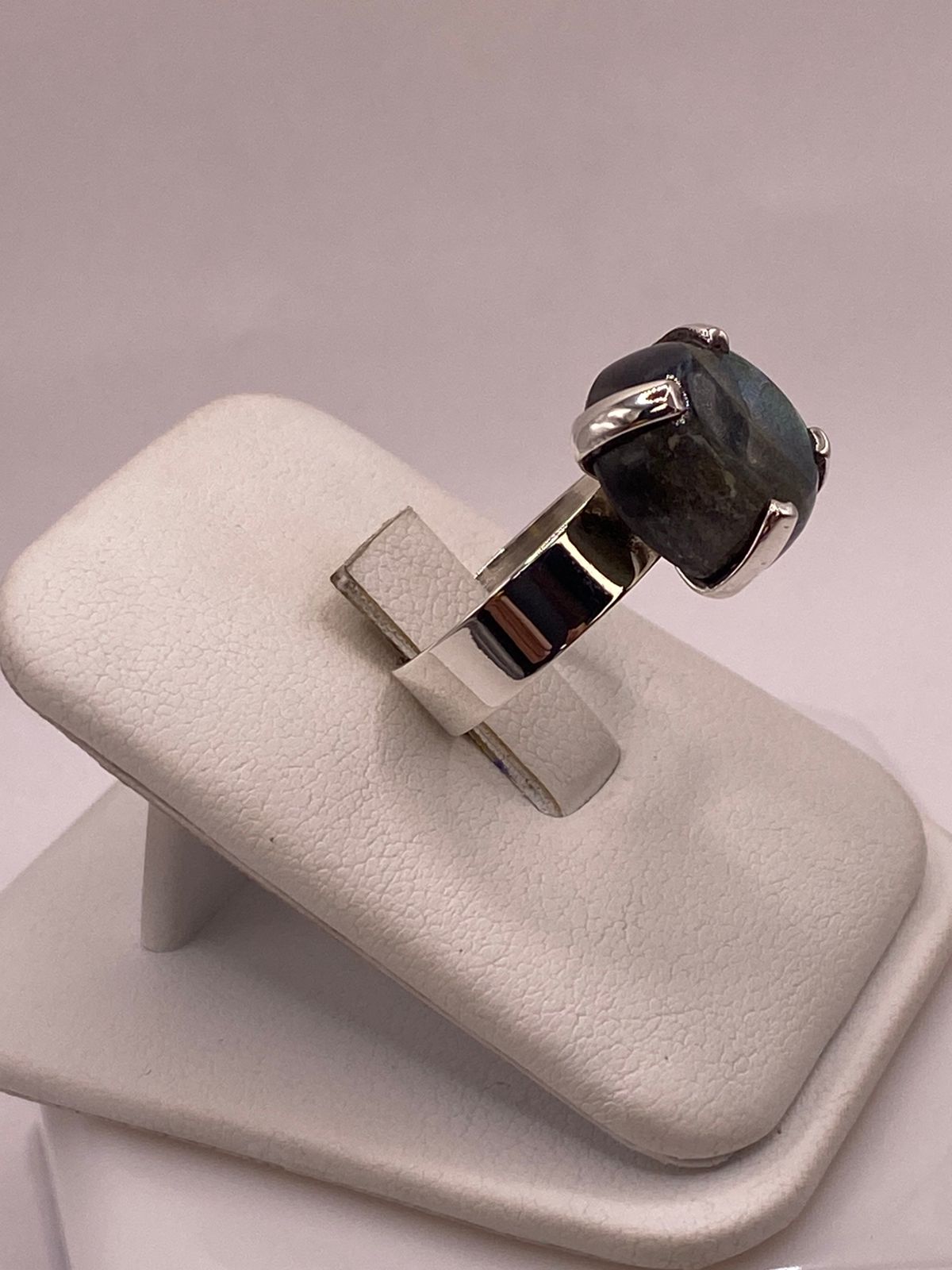 Anillo de Plata Ley 925 con Labradorita Natural