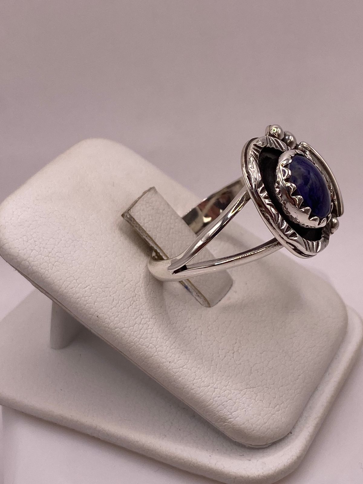 Anillo de Plata Ley 925 con Lapislázuli y Diseño Navajo de Pluma