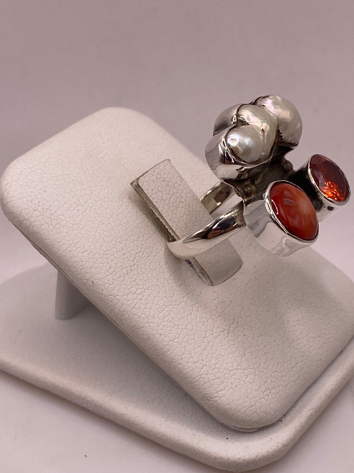 Anillo de Plata Ley 925 con Nácar, Cornalina y Zirconia