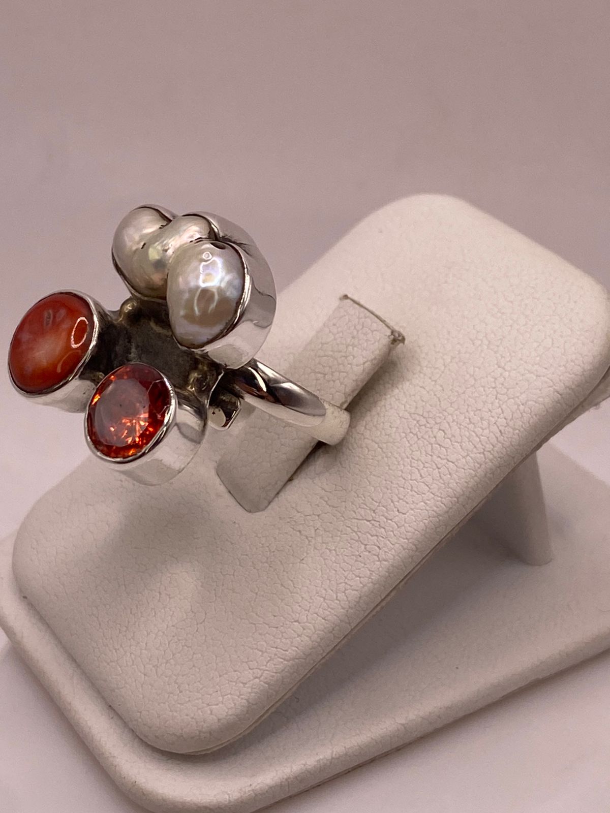 Anillo de Plata Ley 925 con Nácar, Cornalina y Zirconia