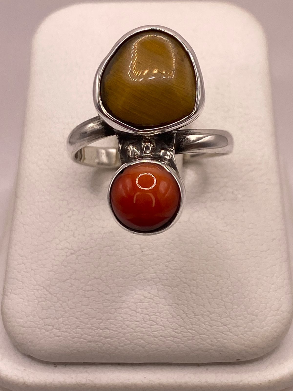Anillo de Plata Ley 925 con Ojo de Tigre y Cornalina