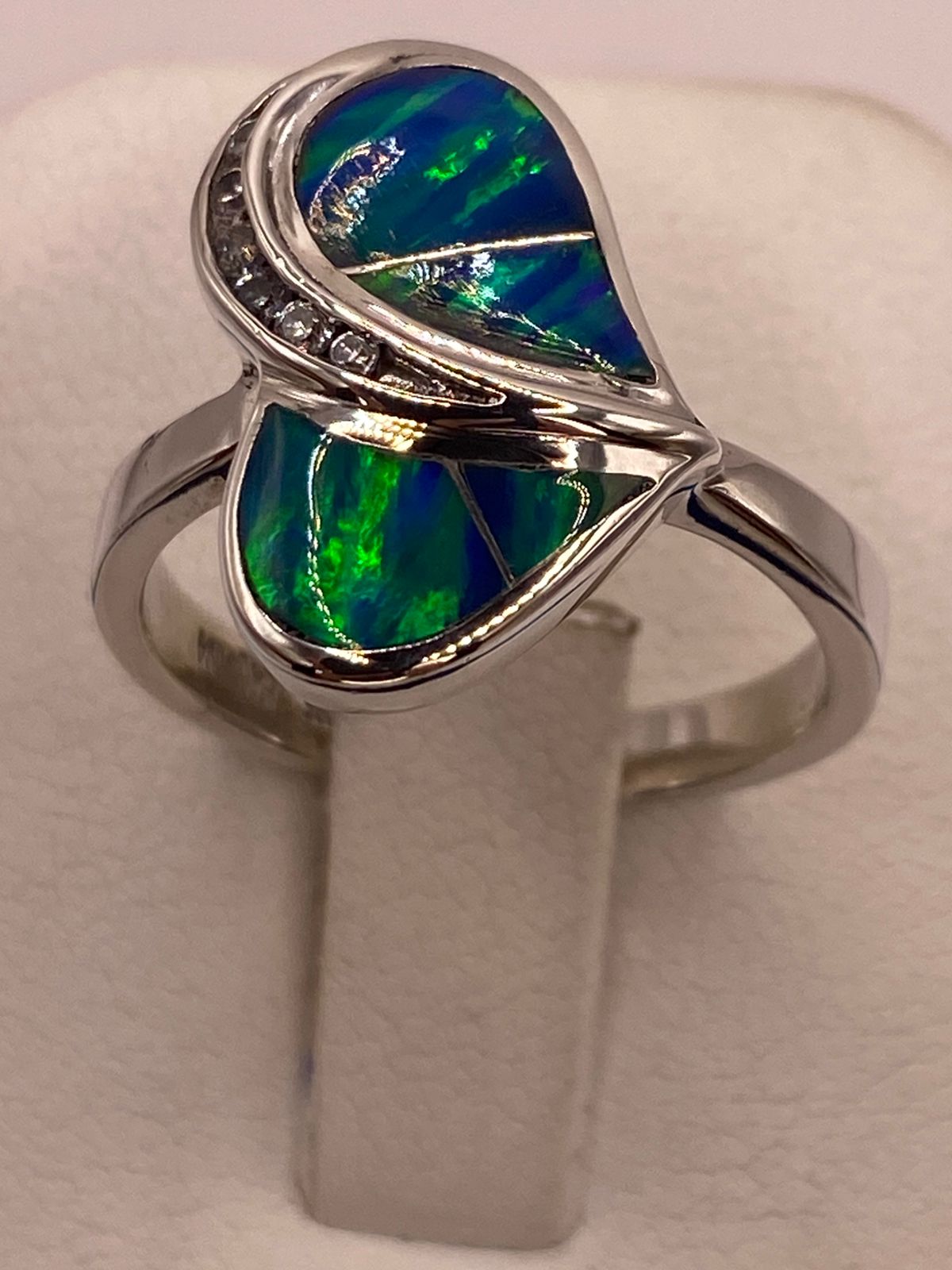 Anillo de Plata Ley 925 con Ópalo Azul-verde y Zirconia Diseño Elegante