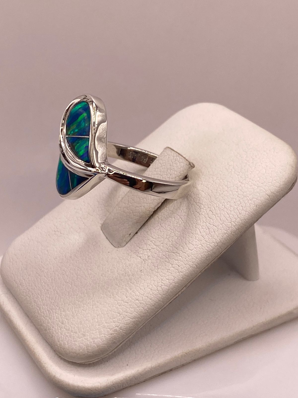 Anillo de Plata Ley 925 con Ópalo Azul-verde y Zirconia Diseño Elegante