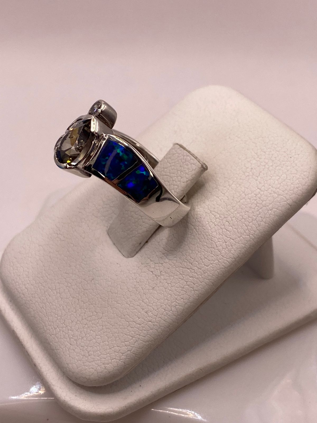 Anillo de Plata Ley 925 con Ópalo Azul, Zirconias y Piedra Central Color Champagne