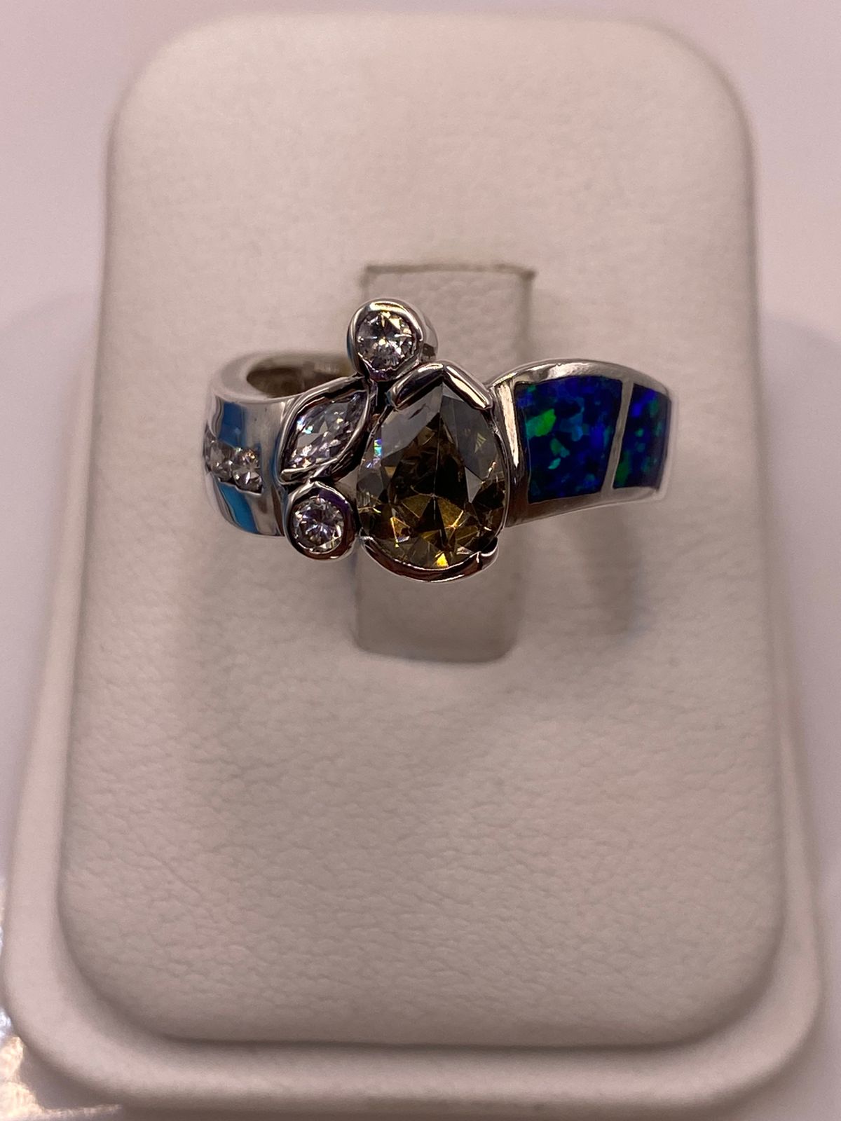 Anillo de Plata Ley 925 con Ópalo Azul, Zirconias y Piedra Central Color Champagne