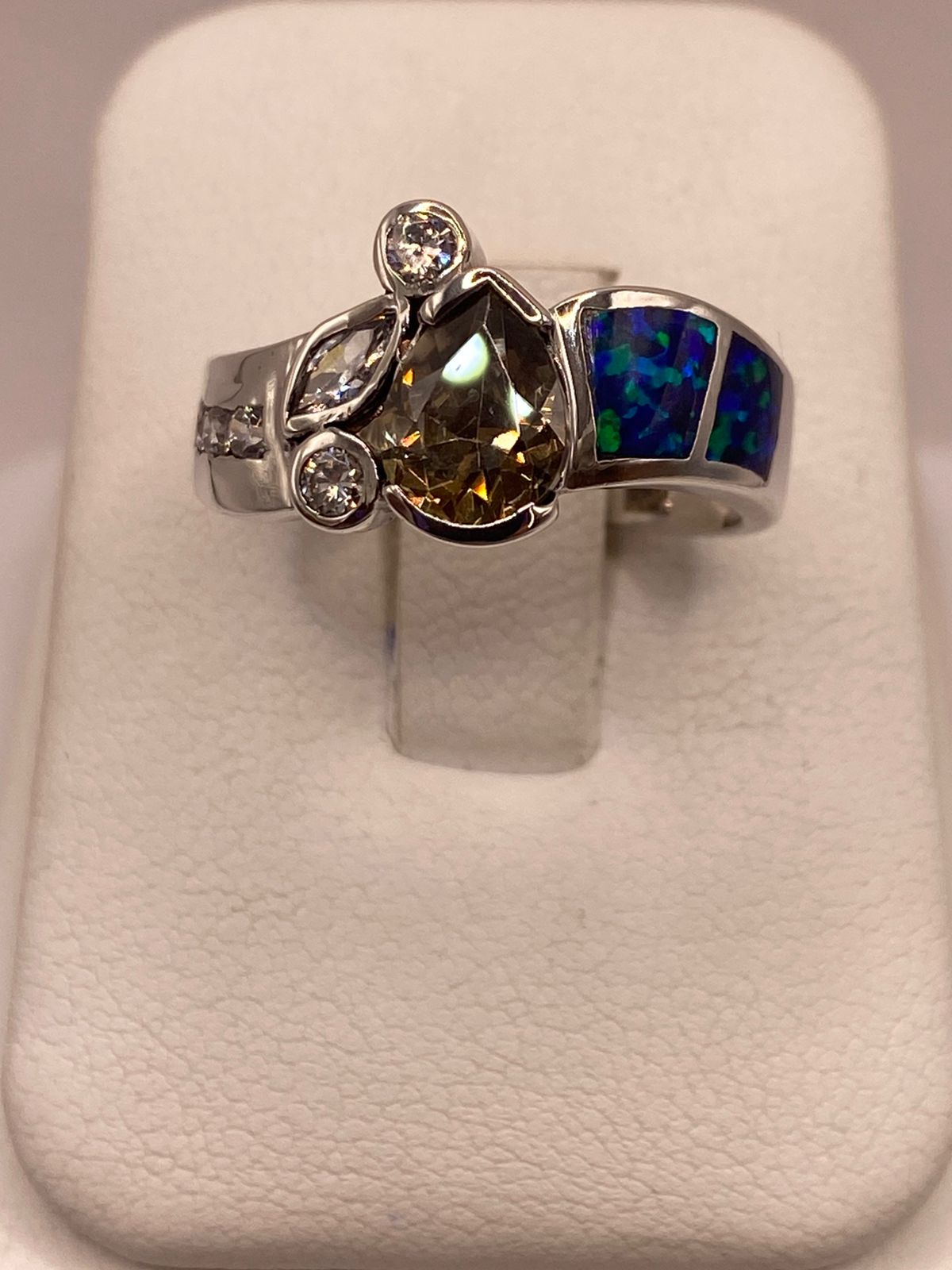 Anillo de Plata Ley 925 con Ópalo Azul, Zirconias y Piedra Central Color Champagne