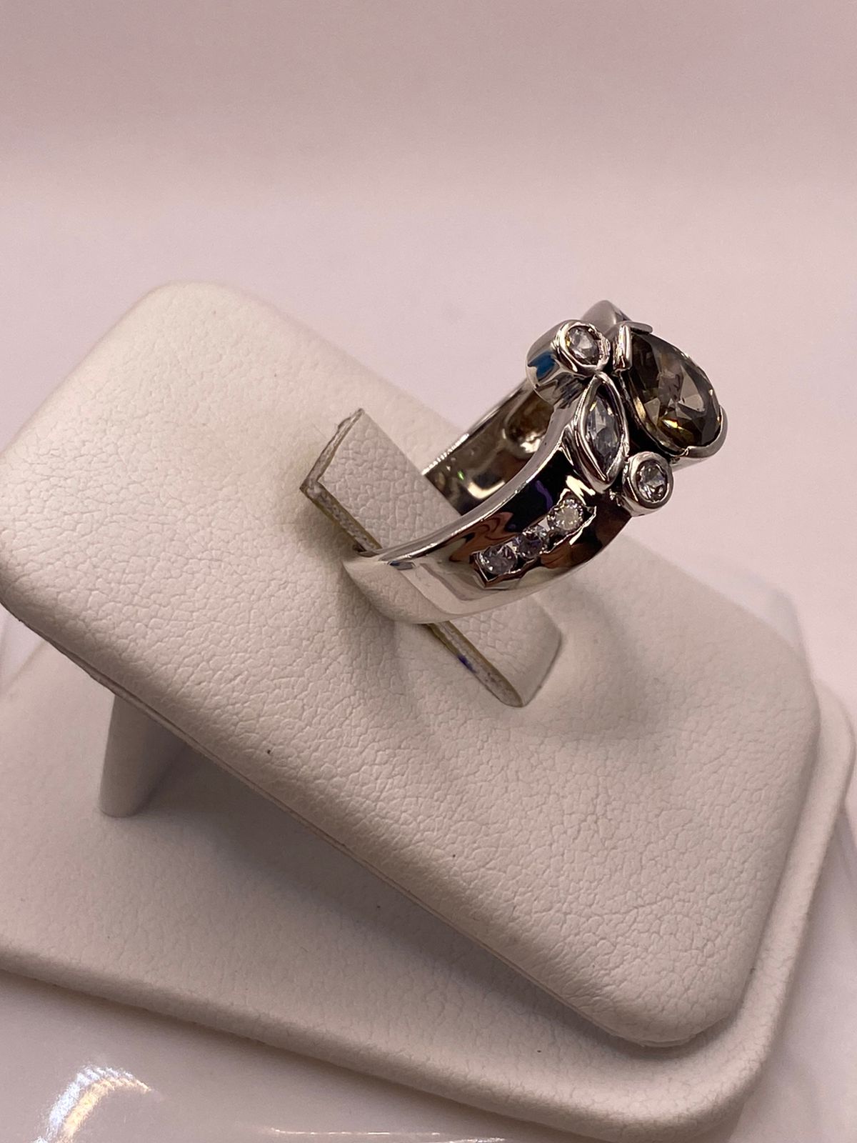 Anillo de Plata Ley 925 con Ópalo Azul, Zirconias y Piedra Central Color Champagne