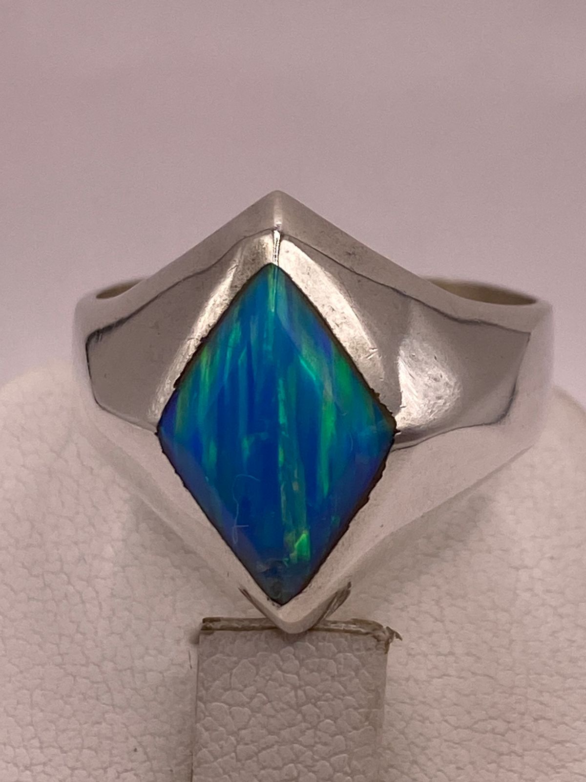 ANILLO DE PLATA LEY 925 CON ÓPALO DE FUEGO AZUL